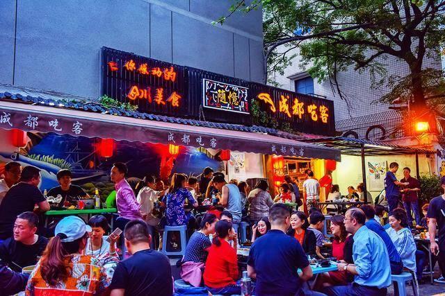 成都天府广场美食（成都天府广场美食街有个叫黑的店）